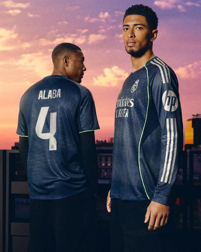 Real Madrid ra mắt áo đấu sân khách mùa giải mới: thắp sáng bầu trời đêm xanh thẳm, ánh kim loại thể hiện vẻ đẹp trắng tinh khiết