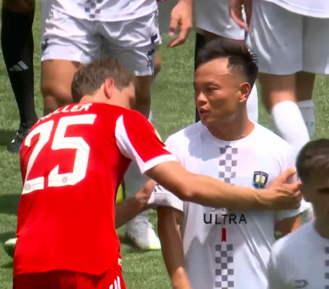 Erwa cũng tò mò! Muller đã tìm thấy Zhou Tong sau trận đấu, xác nhận tên của anh ấy và có một cuộc trò chuyện thân thiện