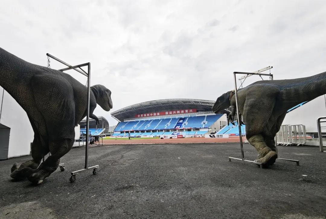 Liệu có hiệu quả không? Changzhou FC sẽ đối đầu với Nanjing trong Giải bóng đá Ngoại hạng Scotland vào tối nay. Người hâm mộ Changzhou đặt một quả bóng đá trước bức tượng Khổng Tử.