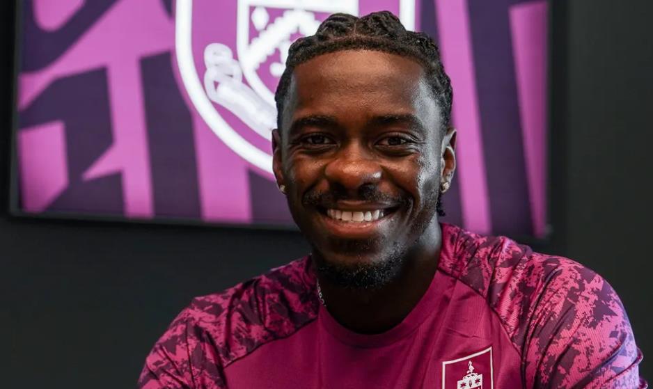 Chính thức: Burnley ký hợp đồng với cầu thủ tự do Tuanzebe từ Ipswich, trở thành bản hợp đồng thứ ba của đội