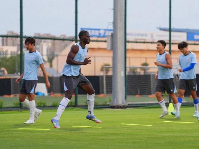 Asue: Không ở trong tình trạng tốt nhất nhưng hài lòng với trận ra mắt của tôi cho Shenhua, cú đánh đầu của tôi tốt hơn cú đánh chân trái