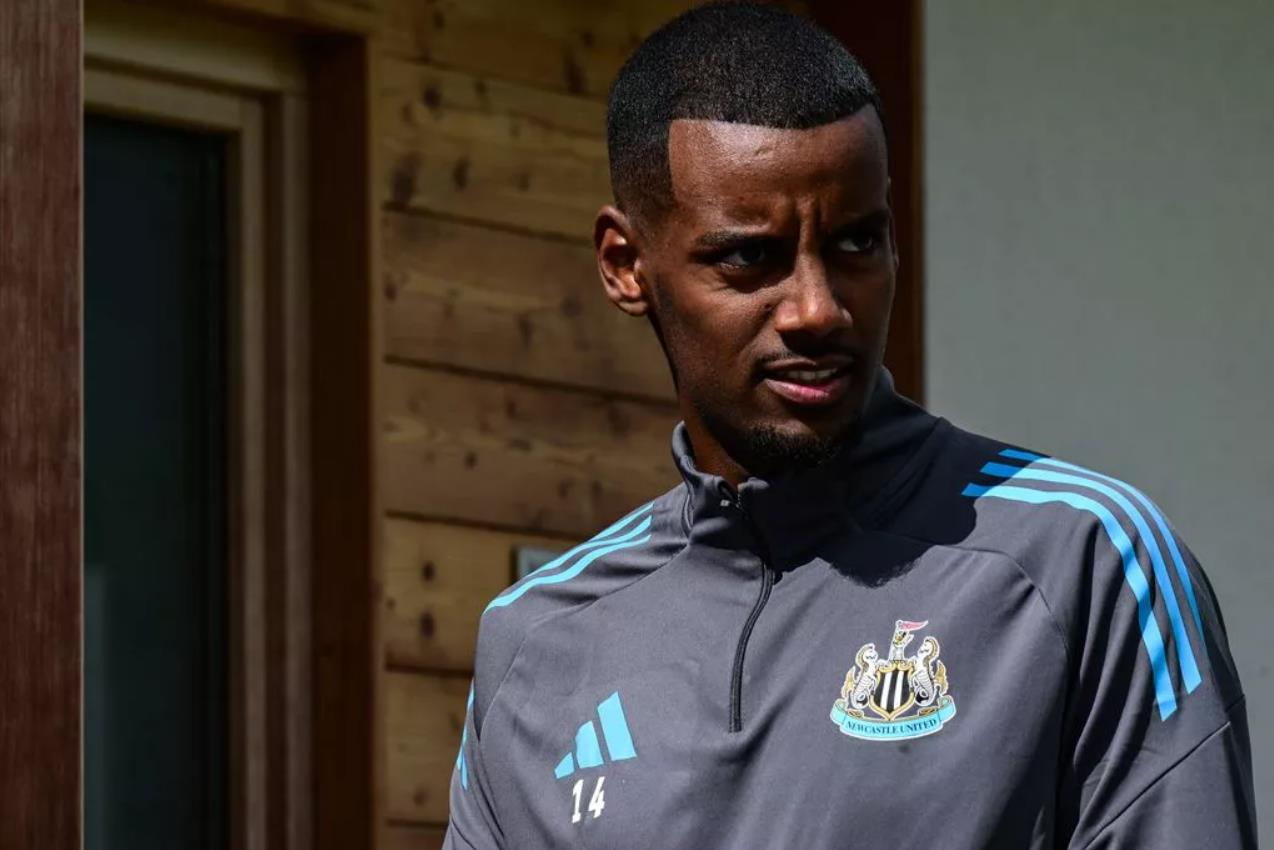 Truyền thông Anh: Newcastle đang theo dõi tình hình của Isaac. Nếu có thể, anh dự kiến sẽ tham gia trận đấu giao hữu vào tuần tới.