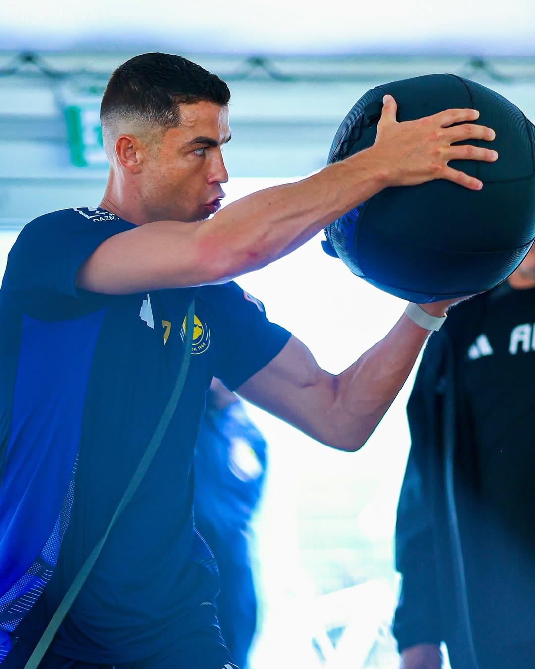 Ronaldo chia sẻ ảnh tập luyện: Nhìn về tương lai, chúng tôi sẽ nỗ lực hết mình!