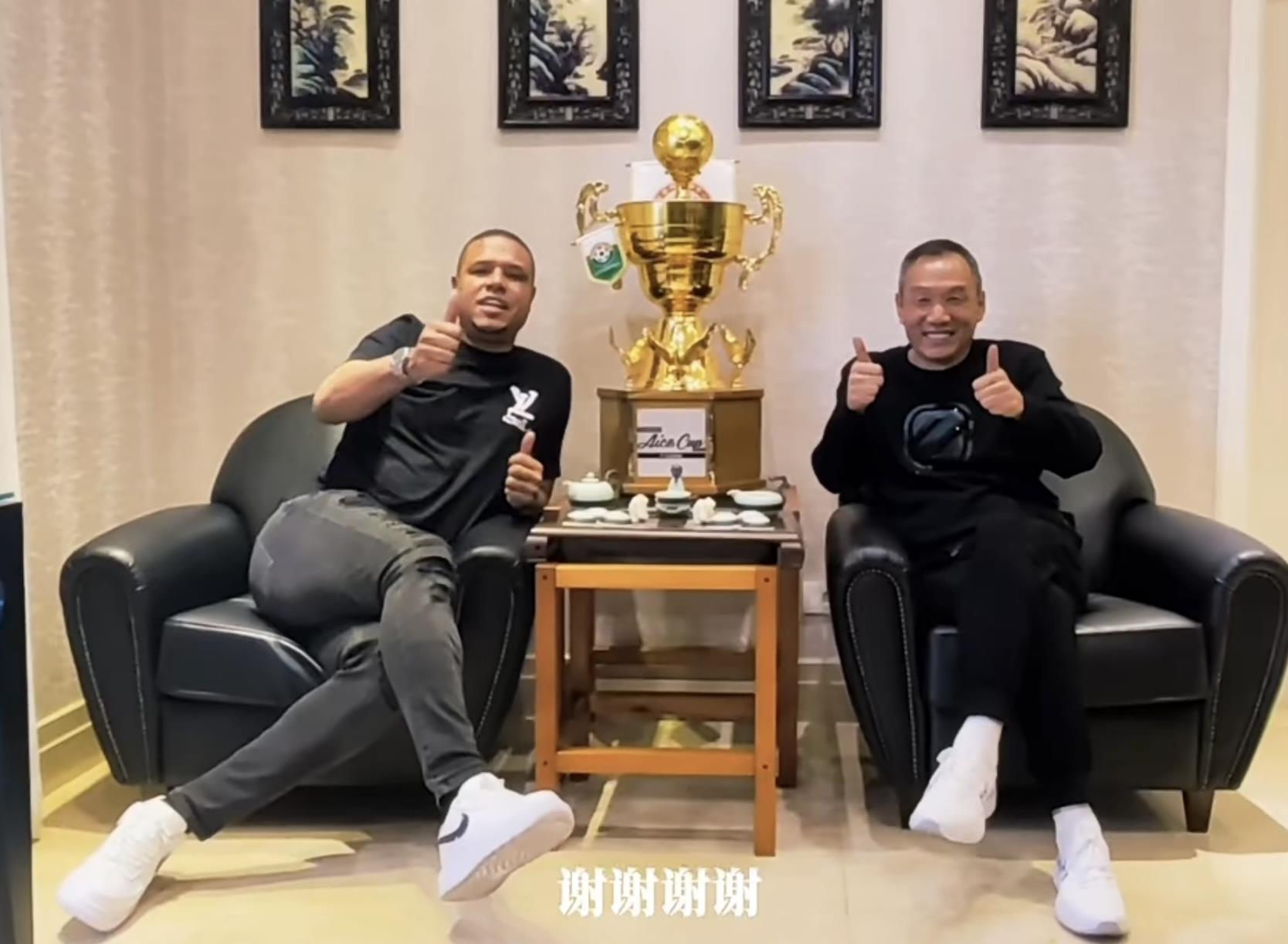 Fabiano: Tôi rất nhớ Trung Quốc và muốn quay lại chơi bóng đá ở Trung Quốc, nhưng tôi đã 45 tuổi và không thể chơi nữa.