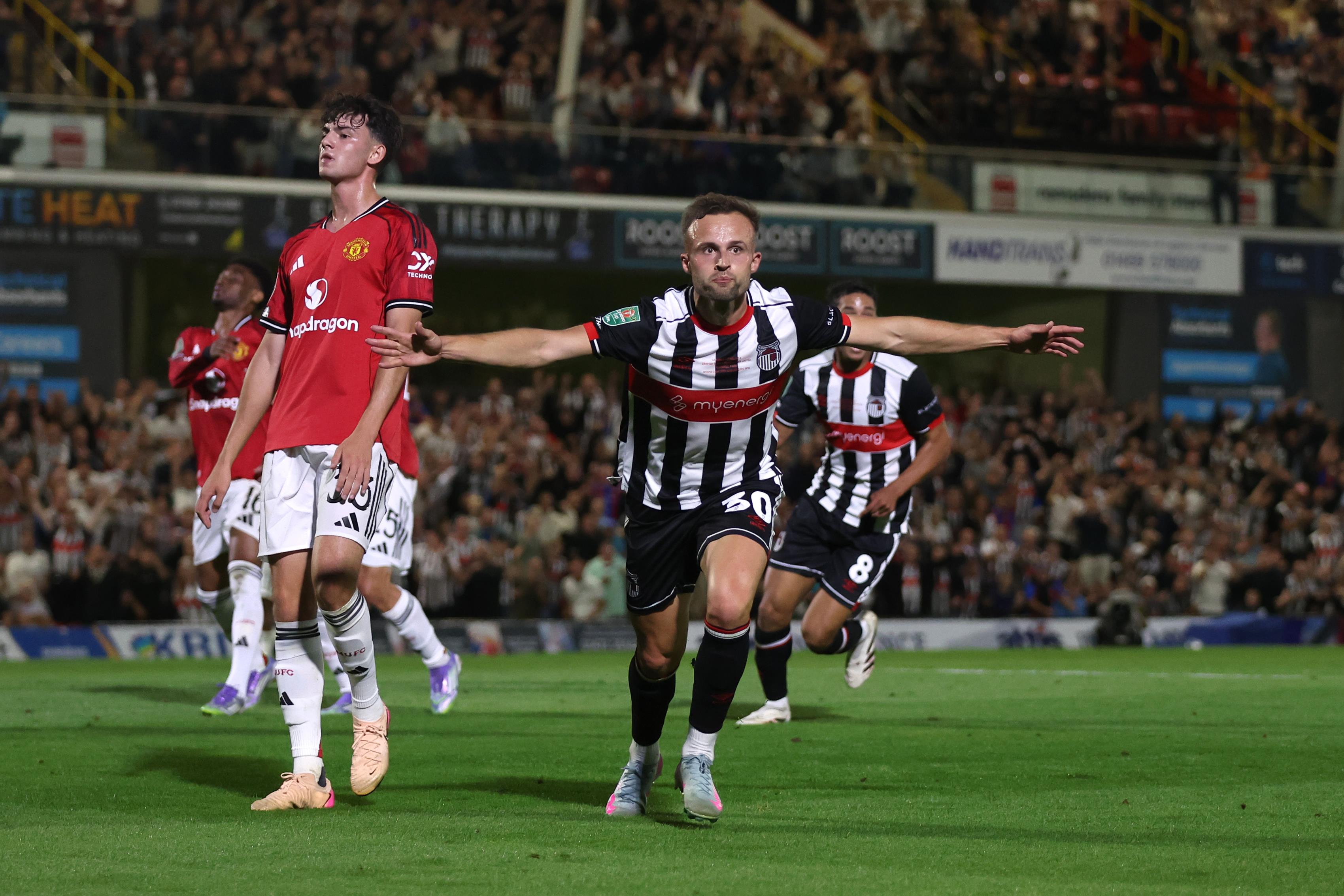 Có giới hạn nào không? Manchester United đã thua một đội bóng League Two lần đầu tiên tại League Cup, và giá trị của họ cao gấp 246 lần so với đối thủ.