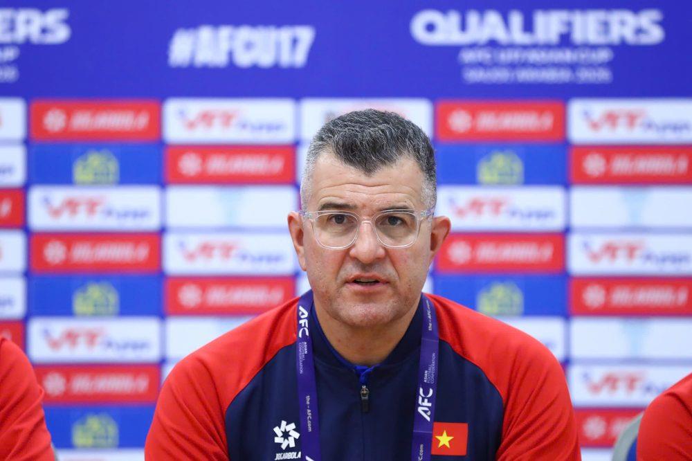 HLV Cristiano Roland hai long voi man the hien cua U17 Viet Nam